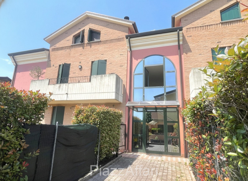 In centro del paese, miniappartamento al piano terra con ampio terrazzo/solarium abitabile e di i...