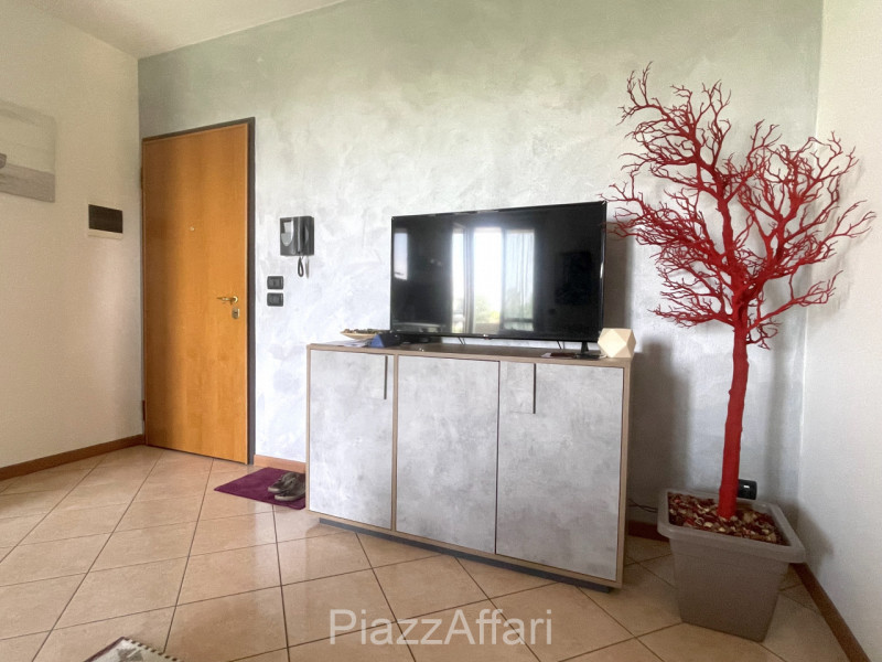 In centro del paese, miniappartamento al piano terra con ampio terrazzo/solarium abitabile e di i...