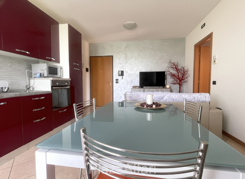 In centro del paese, miniappartamento al piano terra con ampio terrazzo/solarium abitabile e di i...