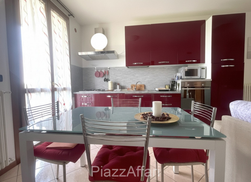 In centro del paese, miniappartamento al piano terra con ampio terrazzo/solarium abitabile e di i...