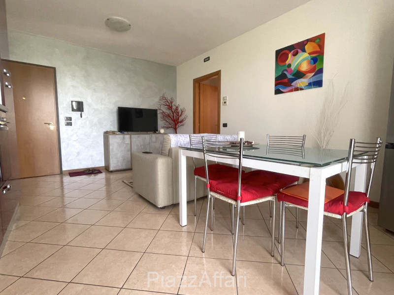 In centro del paese, miniappartamento al piano terra con ampio terrazzo/solarium abitabile e di i...