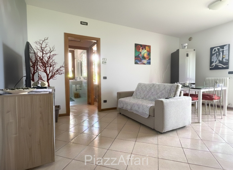 In centro del paese, miniappartamento al piano terra con ampio terrazzo/solarium abitabile e di i...