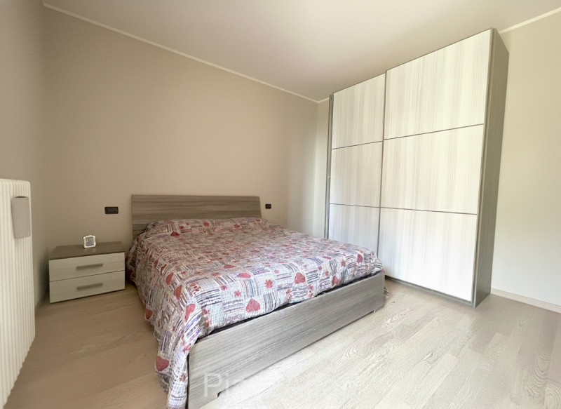 In centro del paese, miniappartamento al piano terra con ampio terrazzo/solarium abitabile e di i...