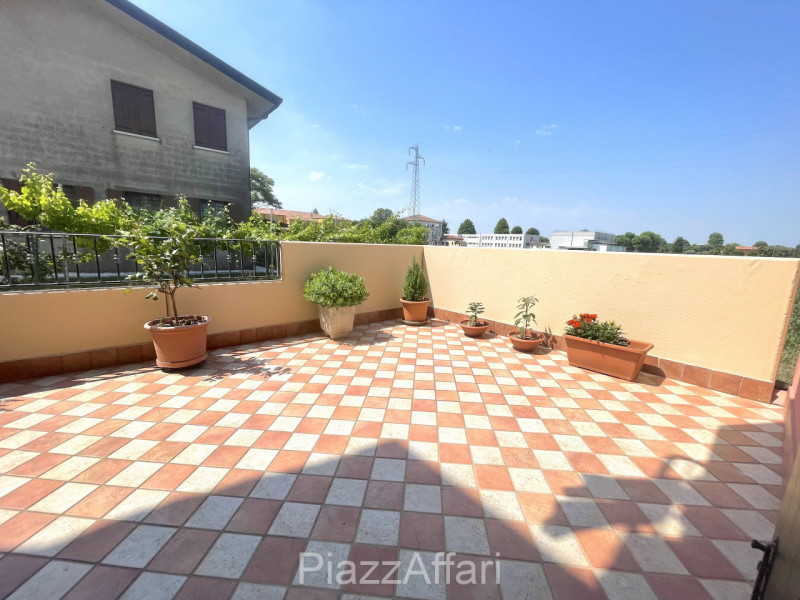 In centro del paese, miniappartamento al piano terra con ampio terrazzo/solarium abitabile e di i...