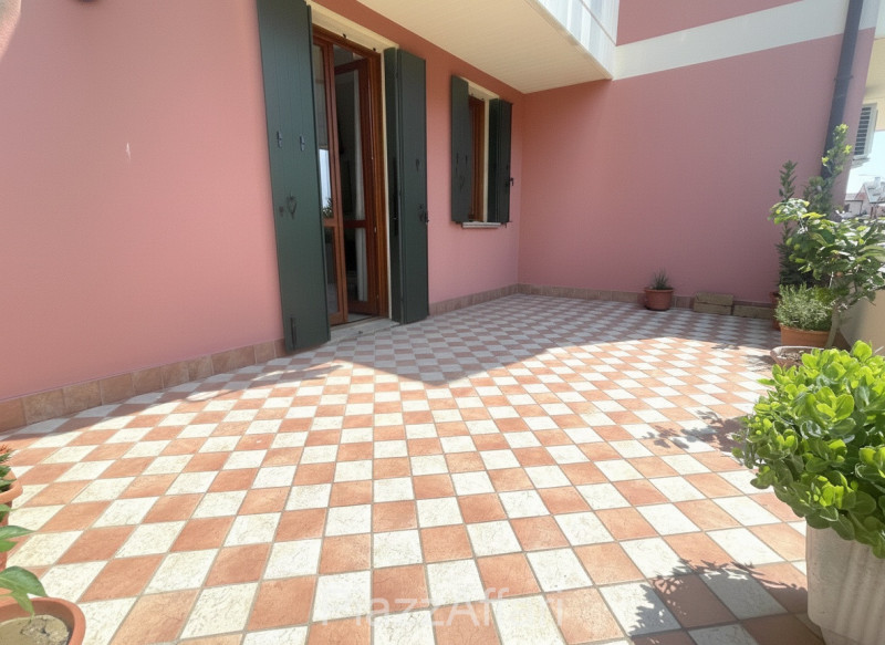 In centro del paese, miniappartamento al piano terra con ampio terrazzo/solarium abitabile e di i...