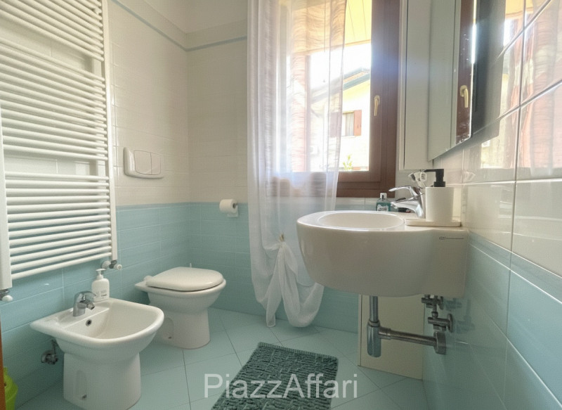 In centro del paese, miniappartamento al piano terra con ampio terrazzo/solarium abitabile e di i...