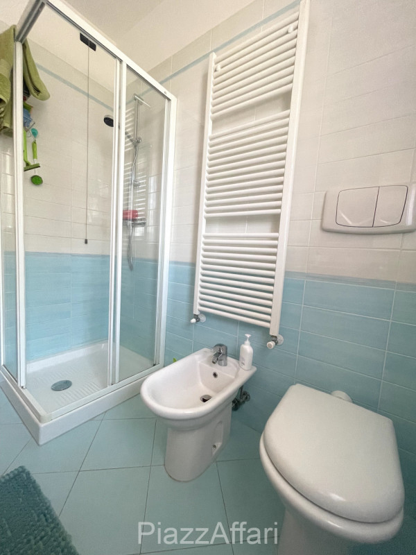 In centro del paese, miniappartamento al piano terra con ampio terrazzo/solarium abitabile e di i...