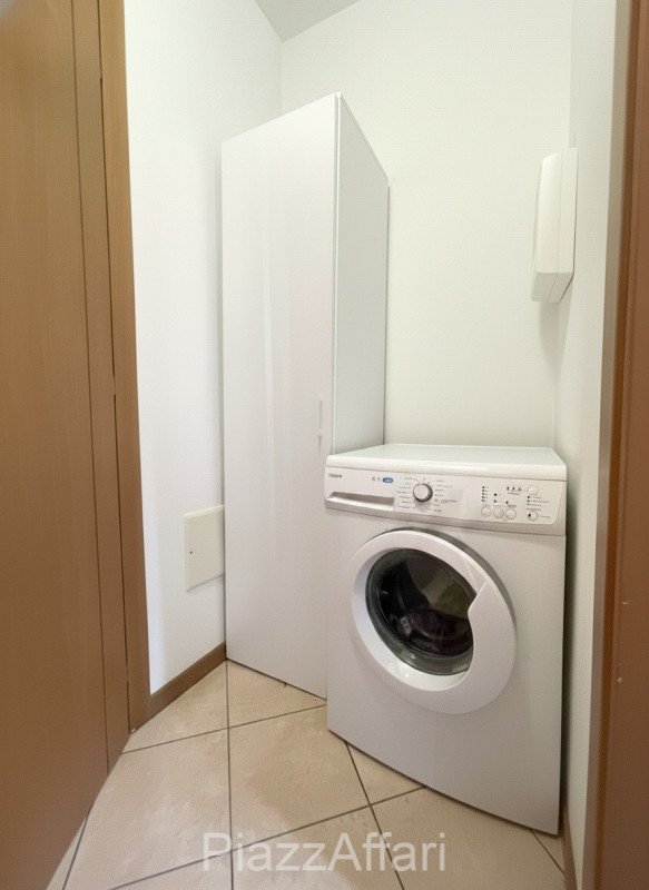 In centro del paese, miniappartamento al piano terra con ampio terrazzo/solarium abitabile e di i...