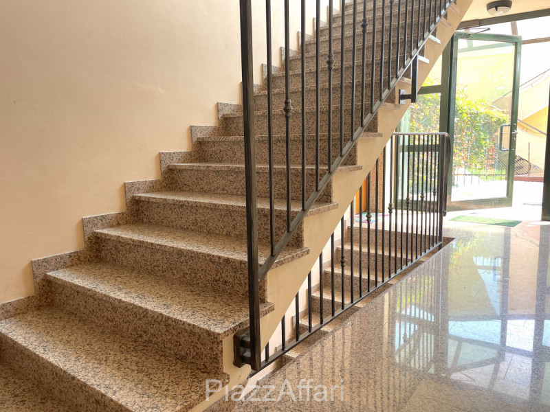 In centro del paese, miniappartamento al piano terra con ampio terrazzo/solarium abitabile e di i...