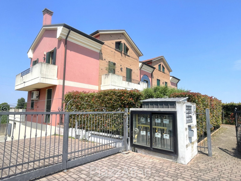 In centro del paese, miniappartamento al piano terra con ampio terrazzo/solarium abitabile e di i...