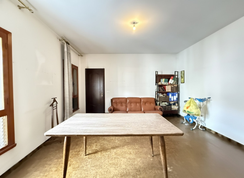 Proponiamo in vendita appartamento anni '70 al primo piano in centro a Monselice.

Composto da in...