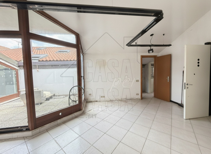 Proponiamo in vendita appartamento al primo piano da ristrutturare, in centro a Monselice comodo ...