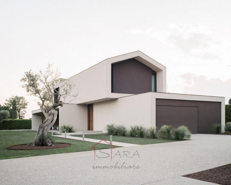SARA IMMOBILIARE propone in vendita una prestigiosa villa contemporanea in classe energetica A4/N...