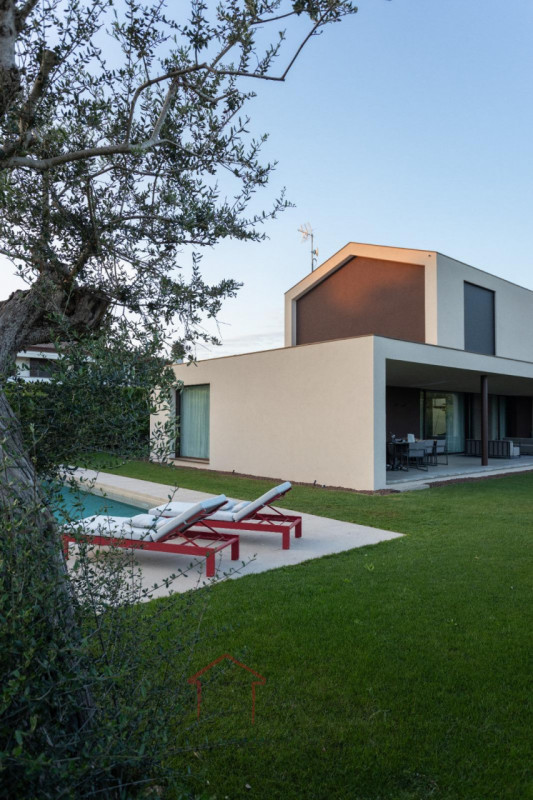 SARA IMMOBILIARE propone in vendita una prestigiosa villa contemporanea in classe energetica A4/N...