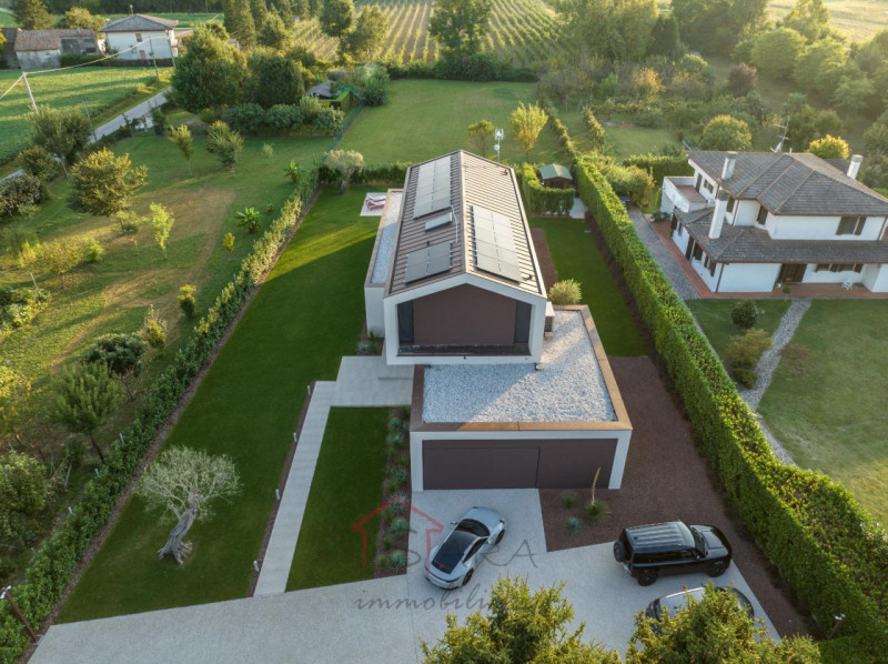 SARA IMMOBILIARE propone in vendita una prestigiosa villa contemporanea in classe energetica A4/N...