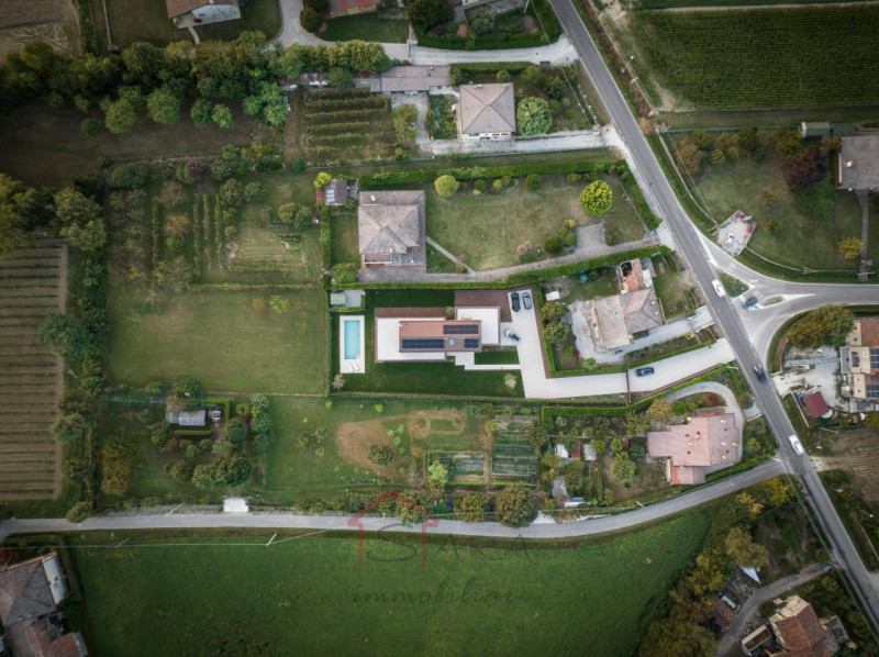 SARA IMMOBILIARE propone in vendita una prestigiosa villa contemporanea in classe energetica A4/N...