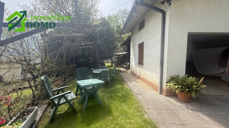 Nel cuore di Cogollo del Cengio, in una zona tranquilla e immersa nel verde ai piedi delle Prealp...