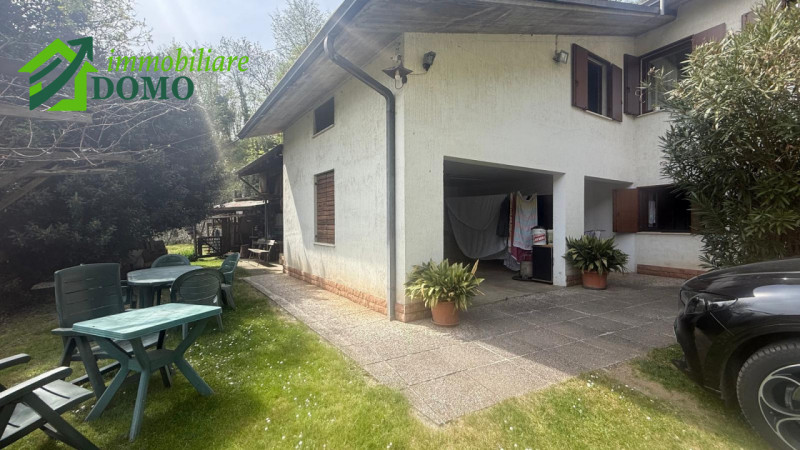 Nel cuore di Cogollo del Cengio, in una zona tranquilla e immersa nel verde ai piedi delle Prealp...