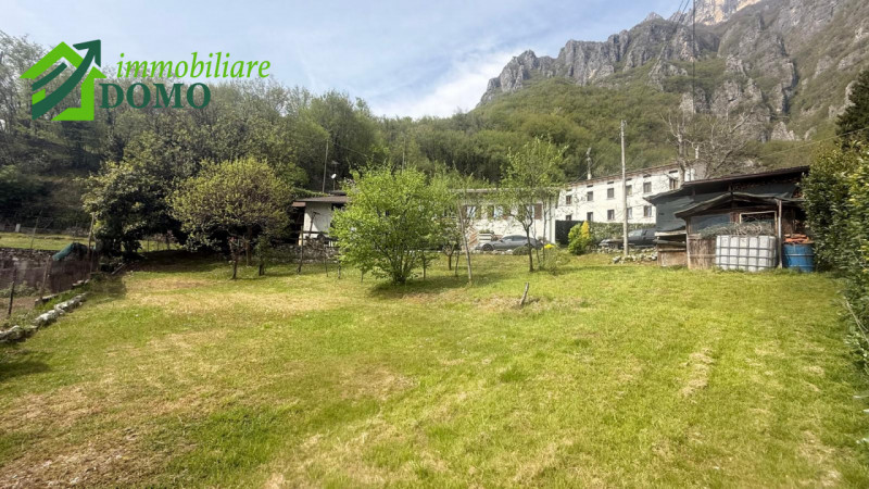 Nel cuore di Cogollo del Cengio, in una zona tranquilla e immersa nel verde ai piedi delle Prealp...