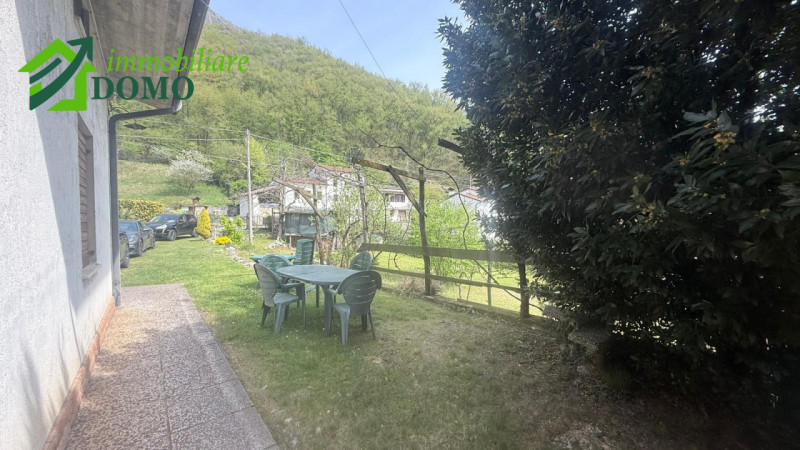 Nel cuore di Cogollo del Cengio, in una zona tranquilla e immersa nel verde ai piedi delle Prealp...