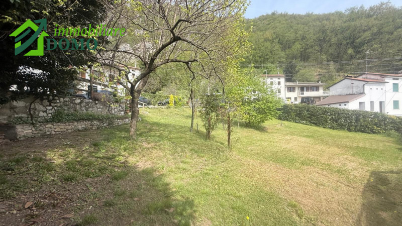 Nel cuore di Cogollo del Cengio, in una zona tranquilla e immersa nel verde ai piedi delle Prealp...