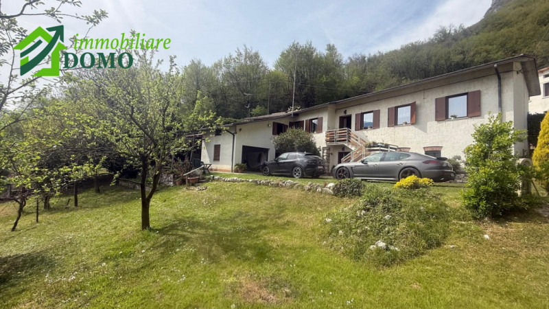 Nel cuore di Cogollo del Cengio, in una zona tranquilla e immersa nel verde ai piedi delle Prealp...