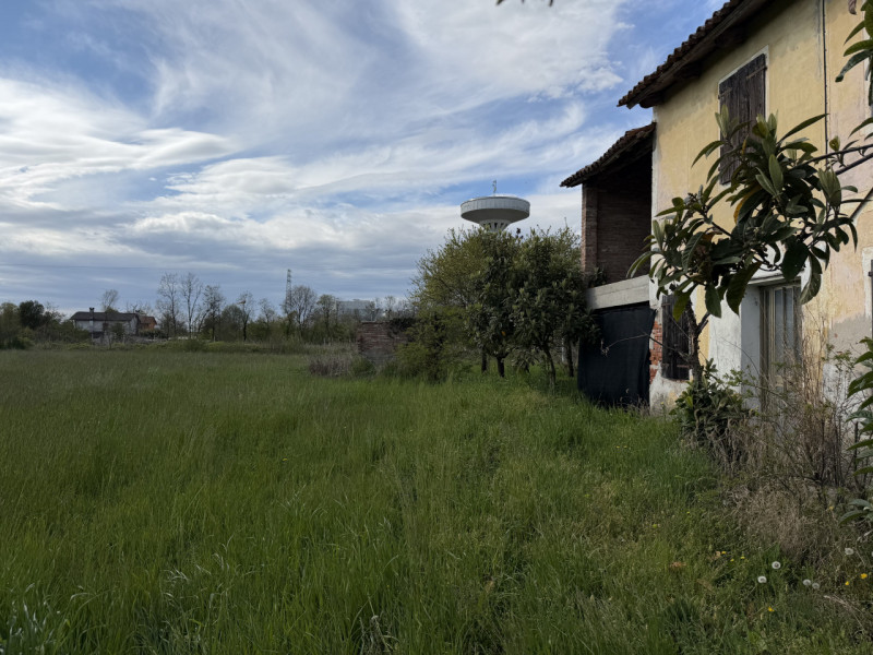 (PER INFO VITTORIO 3517343301) Proponiamo a Piombino Dese terreno edificabile di circa 4.000 mq s...