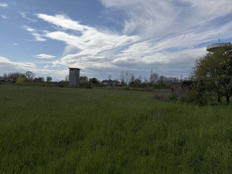 (PER INFO VITTORIO 3517343301) Proponiamo a Piombino Dese terreno edificabile di circa 4.000 mq s...