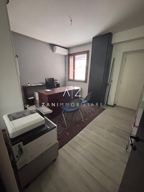 Proponiamo in vendita un prestigioso miniappartamento di circa 70 mq situato nella zona centrale ...