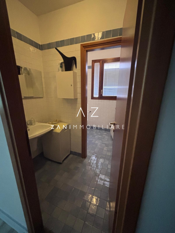 Proponiamo in vendita un prestigioso miniappartamento di circa 70 mq situato nella zona centrale ...