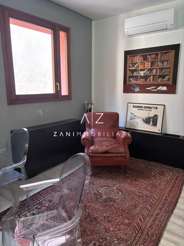Proponiamo in vendita un prestigioso miniappartamento di circa 70 mq situato nella zona centrale ...