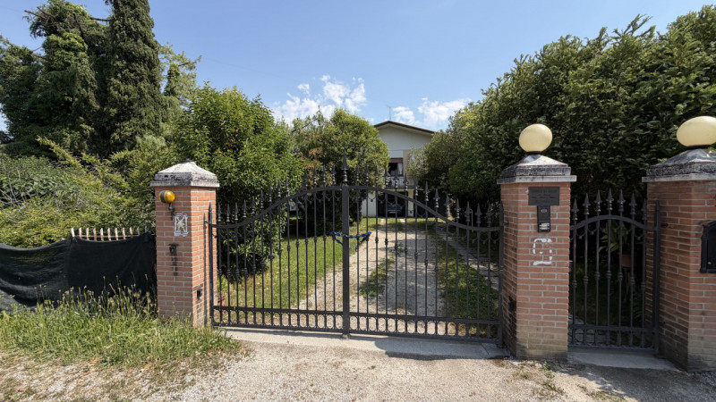 Scoprite questa interessante porzione di bifamiliare situata nel tranquillo comune di Vigonza, ne...