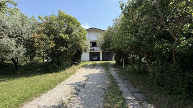 Scoprite questa interessante porzione di bifamiliare situata nel tranquillo comune di Vigonza, ne...
