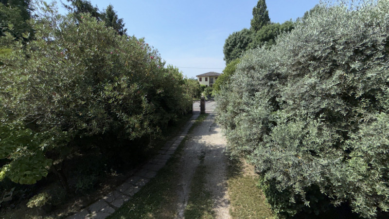 Scoprite questa interessante porzione di bifamiliare situata nel tranquillo comune di Vigonza, ne...