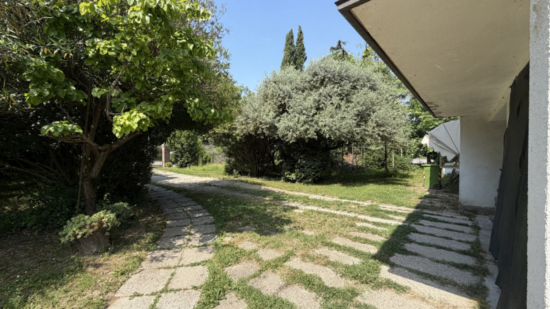 Scoprite questa interessante porzione di bifamiliare situata nel tranquillo comune di Vigonza, ne...