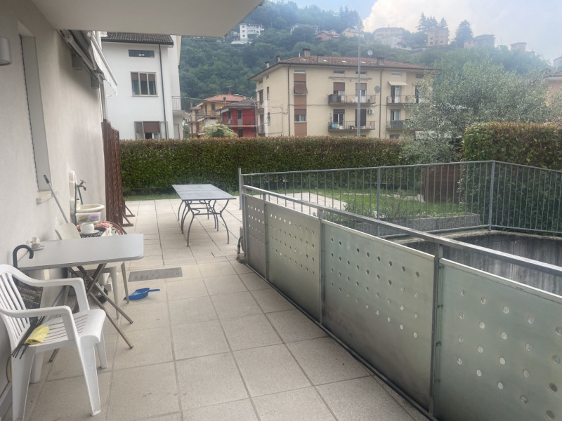 Zona Borne, proponiamo appartamento al piano terra con terrazzo e giardino di proprietà in palazz...