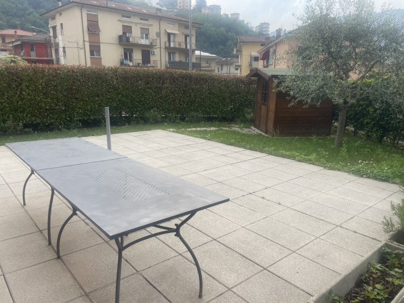 Zona Borne, proponiamo appartamento al piano terra con terrazzo e giardino di proprietà in palazz...