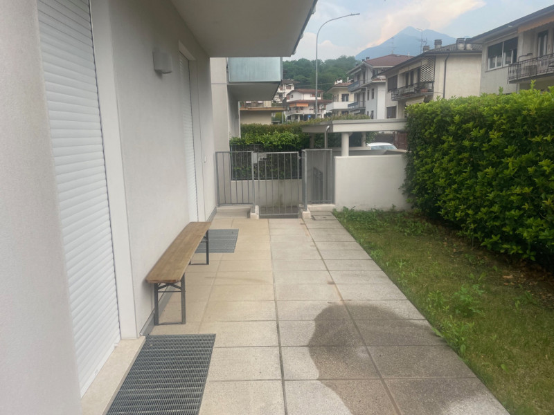 Zona Borne, proponiamo appartamento al piano terra con terrazzo e giardino di proprietà in palazz...