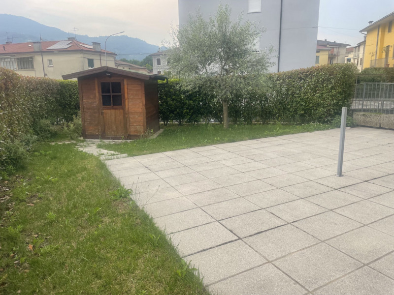 Zona Borne, proponiamo appartamento al piano terra con terrazzo e giardino di proprietà in palazz...
