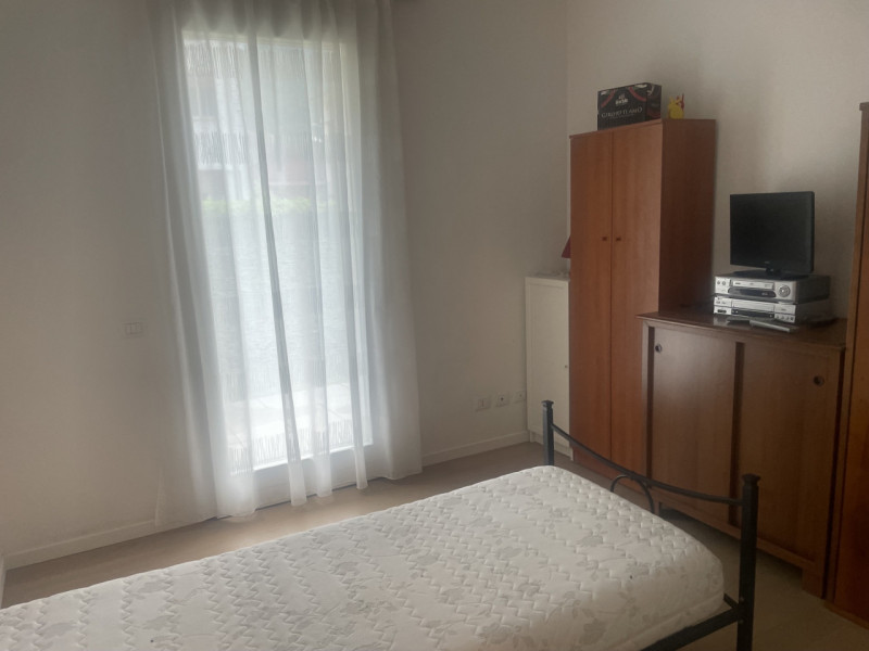 Zona Borne, proponiamo appartamento al piano terra con terrazzo e giardino di proprietà in palazz...
