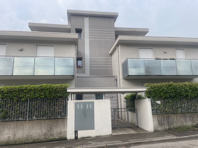 Zona Borne, proponiamo appartamento al piano terra con terrazzo e giardino di proprietà in palazz...