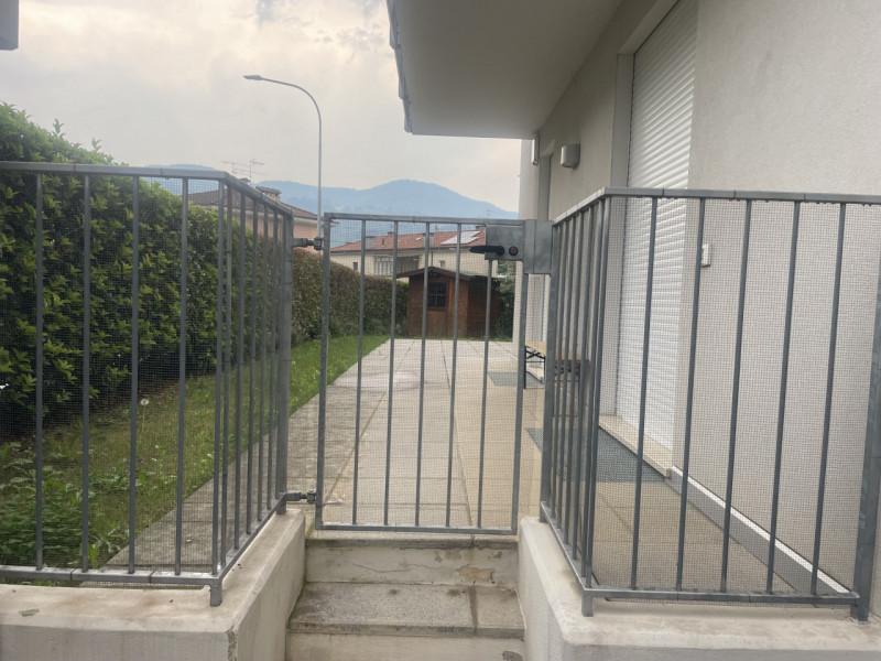 Zona Borne, proponiamo appartamento al piano terra con terrazzo e giardino di proprietà in palazz...