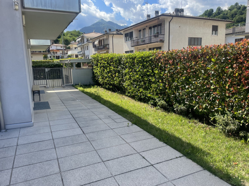 Zona Borne, proponiamo appartamento al piano terra con terrazzo e giardino di proprietà in palazz...