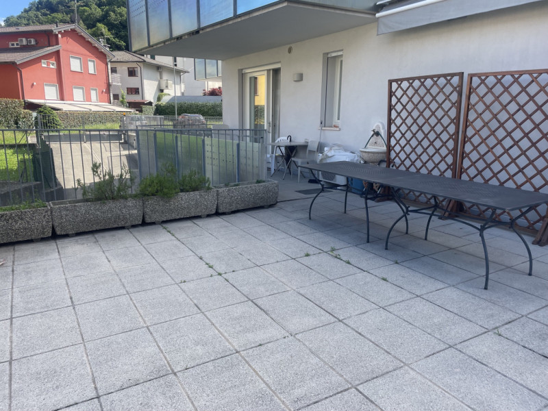 Zona Borne, proponiamo appartamento al piano terra con terrazzo e giardino di proprietà in palazz...