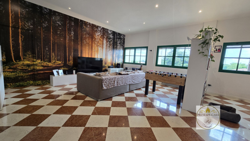 Proponiamo in vendita luminoso appartamento situato al terzo piano di una palazzina moderna servi...