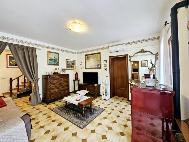 Proponiamo in vendita a Casale di Scodosia, spaziosa casa singola, ubicata in un contesto tranqui...