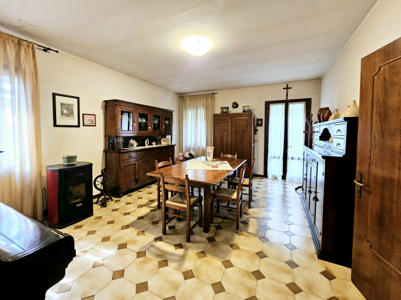 Proponiamo in vendita a Casale di Scodosia, spaziosa casa singola, ubicata in un contesto tranqui...
