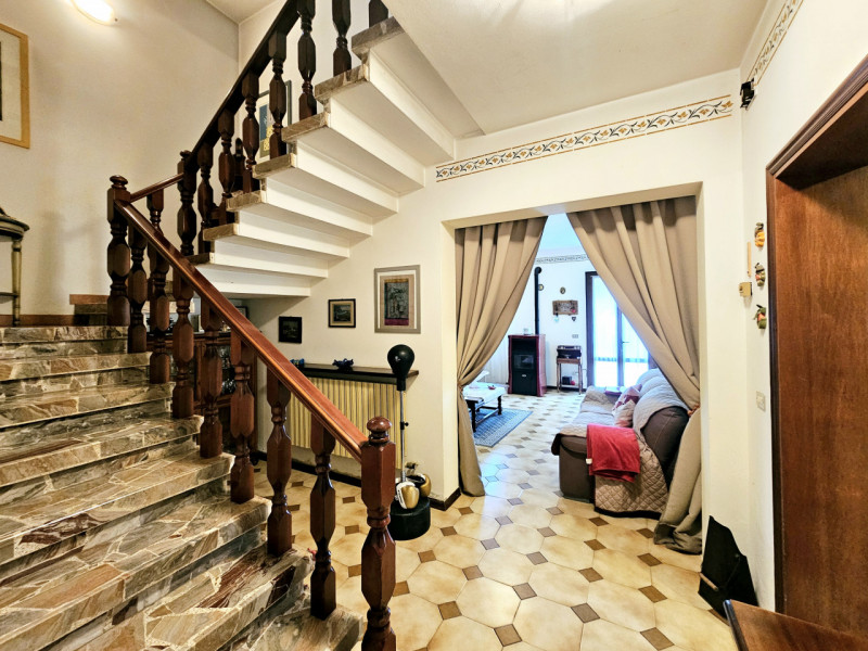 Proponiamo in vendita a Casale di Scodosia, spaziosa casa singola, ubicata in un contesto tranqui...