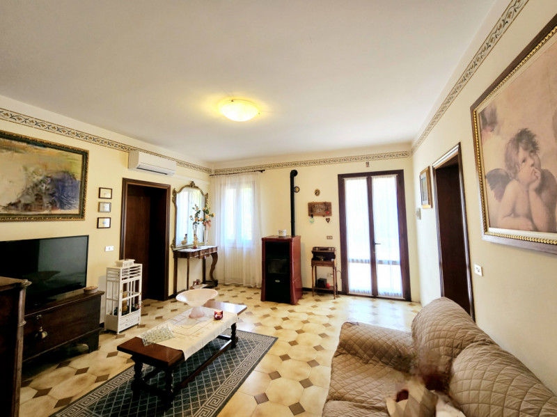Proponiamo in vendita a Casale di Scodosia, spaziosa casa singola, ubicata in un contesto tranqui...