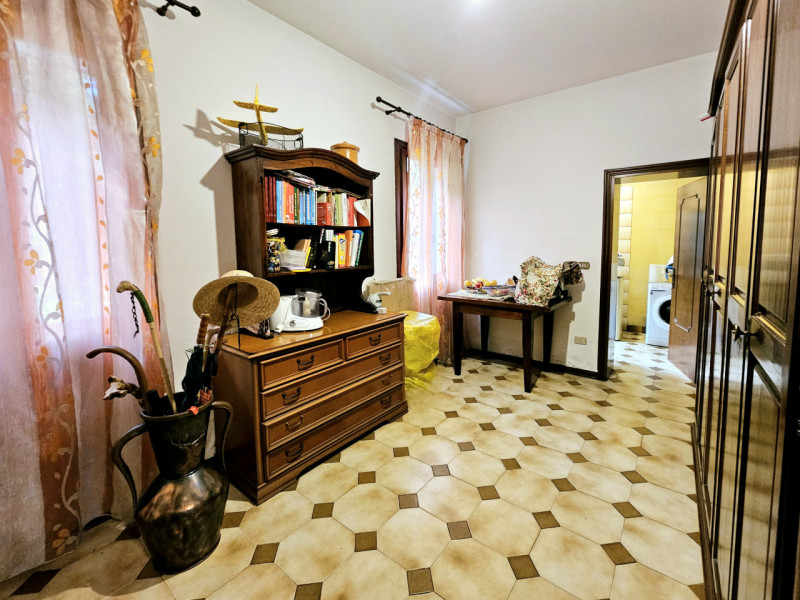 Proponiamo in vendita a Casale di Scodosia, spaziosa casa singola, ubicata in un contesto tranqui...